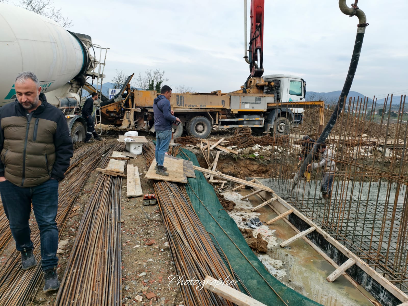 Şantiyede beton pompası ile temel dökümü